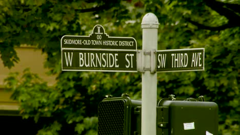 Burnside-Und-Third-Avenue-Straßenschild-In-Portland,-Oregon