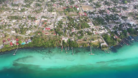 Luftaufnahme-Per-Drohne-Der-Küste-Von-Laguna-Bacalar-In-Mexiko