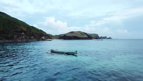 Einsames-Boot-Der-Luft-4k,-Das-In-Überführung-Des-Blauen-Wassers,-Indonesien-Schwimmt