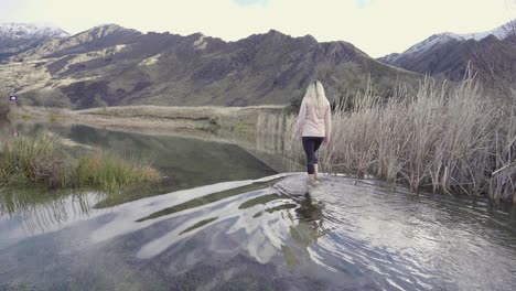 Wanderin,-Die-Durch-Seichtes-Wasser-In-Der-Wunderschönen-Neuseeländischen-Landschaft-Geht