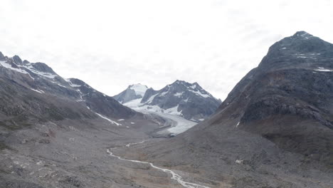 Glacier-between-mountain-peaks-in-Greenland