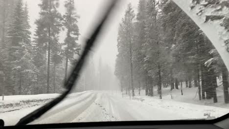 Driving-in-heavy-winter-snow-weather