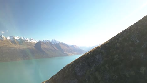 Pareja-Aventurera-Caminando-Por-La-Cresta,-Panorama-Sobre-El-Paisaje-Montañoso-En-Nueva-Zelanda