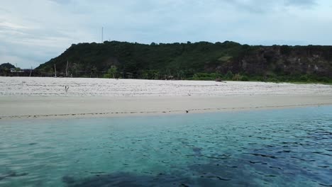Antena-4k-Hermosa-Playa-Aislada-Con-Aguas-Azules,-Indonesia