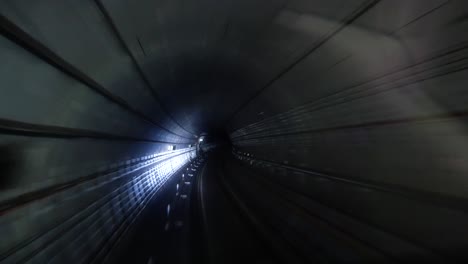 Vista-Panorámica-Desde-El-Frente-Del-Tren-Subterráneo-Mientras-Se-Mueve-En-El-Tubo-Subterráneo-En-El-Centro-De-La-Gran-Metrópolis
