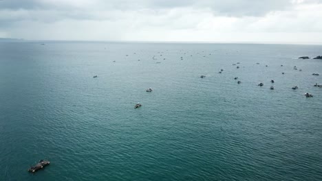 Luft-4k-Schwimmende-Hummerfallen-Und-Fischerboote-Am-Horizont,-Indonesien