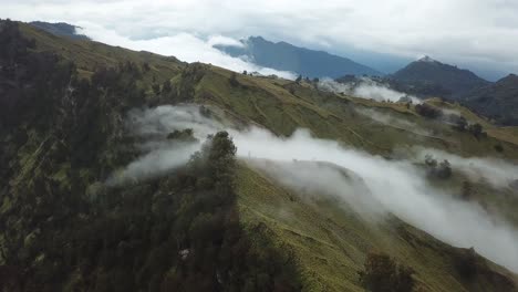 Nubes-Aéreas-De-4k-Que-Se-Vierten-Sobre-El-Borde-2-Del-Cráter-Del-Monte-Rinjani,-Indonesia