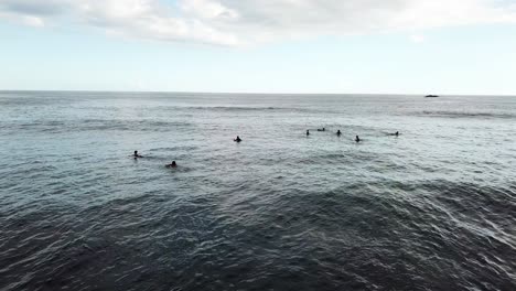 Luft-4k-Surfer,-Die-Im-Wasser-Schwimmen-Und-Auf-Wellen-Warten,-Lombok-Indonesien