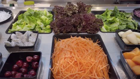 Fresh-organic-vegetables-on-salad-bar-stall-in-supermarket-at-Department-Store