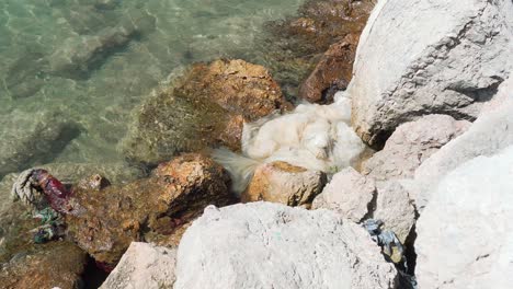 Plastik-Und-Müll-Liegen-An-Der-Felsigen-Küste-Des-Mittelmeers-Auf-Mallorca