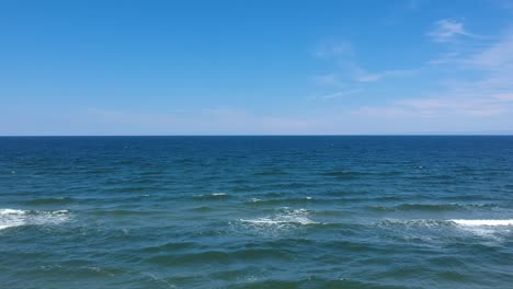 Blick-Auf-Die-Ostsee-Und-Den-Wolkenlosen-Blauen-Himmel