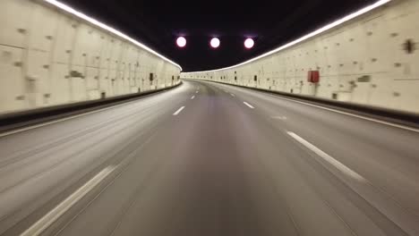 Ein-Hyper-Lapse,-Der-Von-Einem-Motorrad-Während-Der-Fahrt-In-Einem-Tunnel-Aufgenommen-Wurde