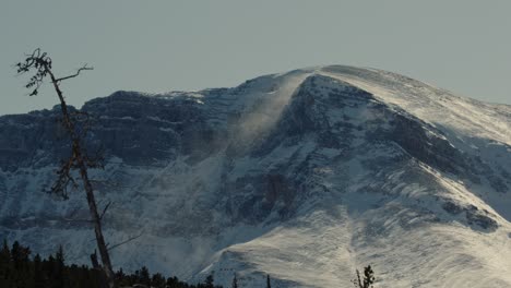 Wintersturm-Weht-Schneetreiben-über-Den-Gipfel-Eines-Berges