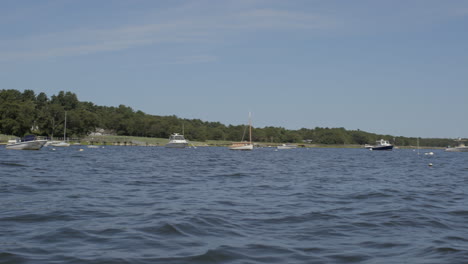 Langsamer-Schwenk-Von-Booten-In-Einem-See-In-Cape-Cod,-Massachusetts