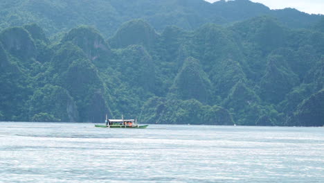 Totale-Eines-Kleinen-Passagierboots,-Das-In-Coron-Palawan-Unterwegs-Ist