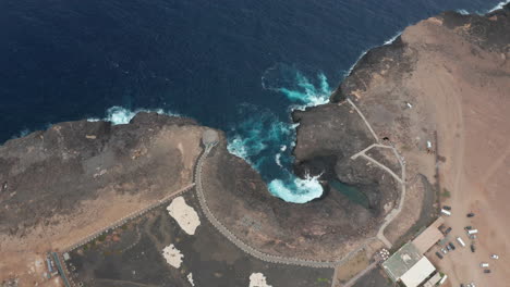 Costa-Atlántica-En-La-Isla-De-Sal,-Cabo-Verde,-Piedra-Volcánica-Que-Contrasta-Con-El-Océano-Atlántico