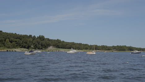 Ruhiger-Und-Friedlicher-Blick-Auf-Kleine-Boote,-Die-In-Einem-See-In-Cape-Cod-Schwimmen