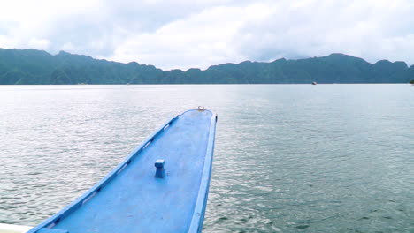 Vista-Frontal-Del-Paseo-En-Un-Pequeño-Barco-De-Pasajeros-En-Coron-Palawan