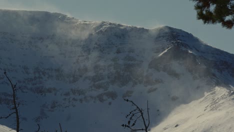 Während-Eines-Wintersturms-In-Den-Rocky-Mountains-Ein-Bergtal-Zum-Gipfel-Schwenken