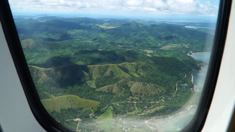 Vista-De-Una-Cordillera-En-La-Ventana-De-Un-Avión