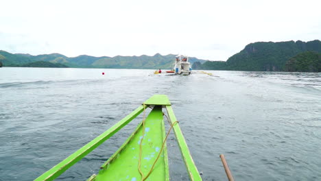 Blick-Von-Einer-Sich-Bewegenden-Aufnahme-Eines-Grünen-Passagierbootes-In-Coron-Palawan