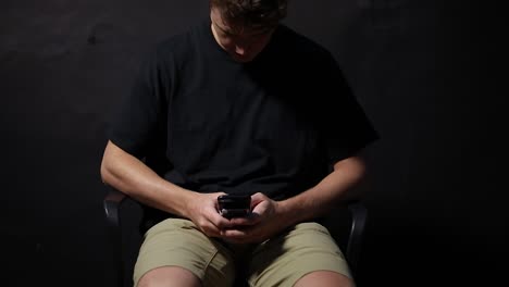 Shot-of-a-man-texting-really-quickly-with-his-fingers