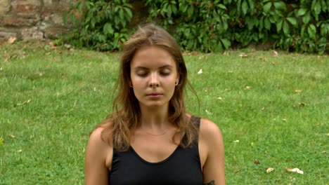 Mujer-Hermosa-Meditando-En-Un-Parque