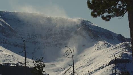 Nieve-Que-Sopla-Y-Se-Arremolina-Durante-Una-Tormenta-De-Invierno-En-Las-Montañas-Rocosas