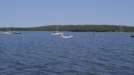 Pfanne-Mit-Booten-Auf-Einem-See-In-Cape-Cod-An-Einem-Schönen-Sommertag