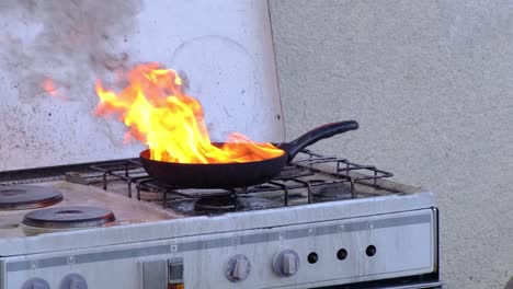Fettverbrennung-In-Der-Pfanne-Auf-Einem-Herd-In-Der-Küche,-Küchenfeuerdemonstration