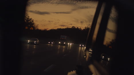 Autos-Im-Seitenspiegel-Bei-Sonnenuntergang-Auf-Der-Autobahn