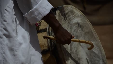 Músico-Bereber-Tocando-El-Tambor-Tradicional-En-El-Desierto-Del-Sahara,-Marruecos