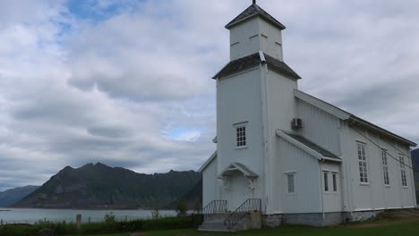 Hermosa-Iglesia-Antigua-Cerca-De-Un-Gran-Fiordo-En-Noruega