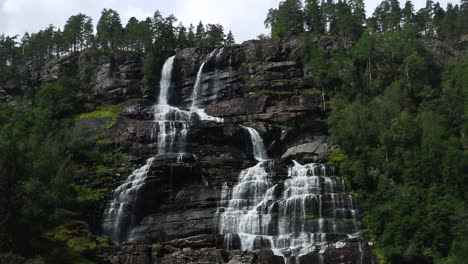 Tolle-Aussicht-Auf-Einen-Wasserfall-In-Norwegen