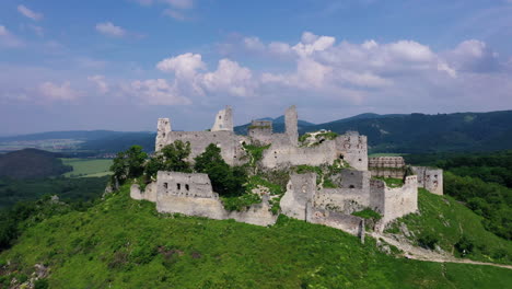Luftaufnahmen-Einer-Zerstörten-Mittelalterlichen-Burg-Auf-Einem-Hügel,-Slowakei