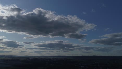 Weiße-Und-Dunkle-Flauschige-Wolken-Mit-Blauem-Himmel