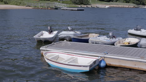 Boote,-Die-An-Einem-Dock-An-Einem-See-Festgemacht-Sind,-Schaukeln-Sanft-In-Den-Wellen