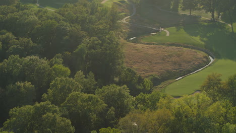 überfliegen-Sie-Einen-Wunderschönen-Golfplatz-Bei-Sonnenuntergang-Im-Sommer
