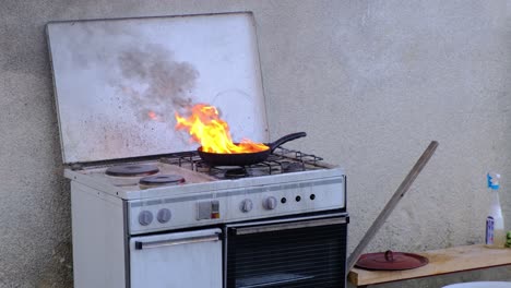 Sartén-Con-Grasa-Ardiendo-En-La-Cocina