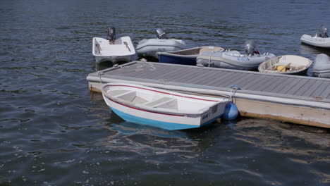 Un-Bote-Y-Otros-Barcos-En-Suaves-Olas-En-El-Lago-En-Cape-Cod