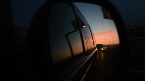 Seitenspiegel-Eines-Autos-Auf-Einer-Sonnenuntergangsfahrt