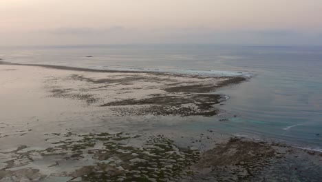 El-Arrecife-Seco-De-Kuta-Lombok-Durante-El-Amanecer,-Con-Gente-Local-Buscando-Comida-Y-Conchas-Marinas