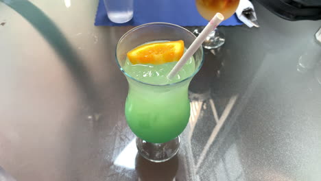 Bonito-Cóctel-Verde-Sobre-Una-Mesa-De-Cristal