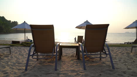 Schöne-Silhouette-Luxus-Sonnenschirm-Und-Stuhl-Am-Strand