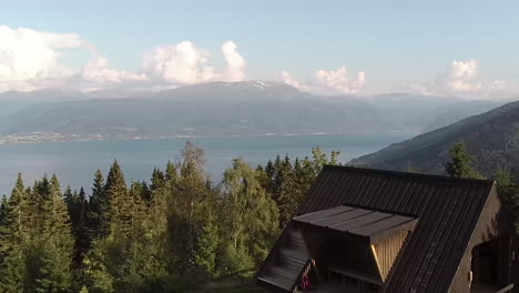Luftaufnahme-Eines-Holzhauses-Und-Eines-Fjords-In-Norwegen