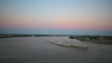 Barcaza-Y-Barco-De-Empuje-Trabajando-Duro-A-Lo-Largo-Del-Poderoso-Río-Mississippi-En-Nueva-Orleans