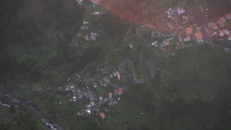 Drohnenaufnahmen-Eines-Kleinen-Dorfes-In-Einem-Wunderschönen-Tal-Auf-Der-Insel-Madeira,-Portugal