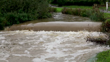 Der-Fluss-Gwash,-Der-Durch-Das-Dorf-Braunston-In-Rutland-Fließt,-Ist-Nach-Heftigen-Regenfällen-Stark-Angeschwollen