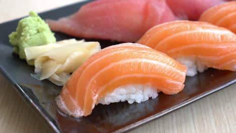 Lachs--Und-Thunfisch-Sushi---Japanisches-Essen