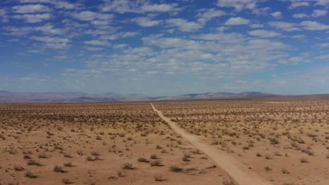 Aufsteigende-Luft-Zieht-Sich-über-Eine-Unbefestigte-Straße-In-Der-Endlosen-Mojave-Wüste-Zurück